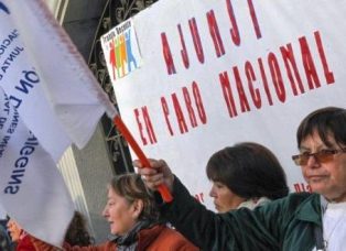 Con la división de las Cámaras, la iniciativa debe definirse en comisión mixta. En tanto, los trabajadores continuarían con las movilizaciones hasta diciembre en espera que el Ejecutivo proponga un mayor incremento en los sueldos del sector público.